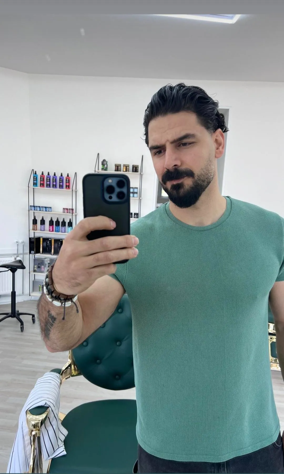 Oran, indehaver og barber hos Oran Frisør